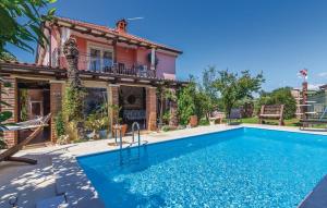 Bazén v ubytovaní Family-friendly apartments with swimming pools Fratrici, Umag - 14384 alebo v jeho blízkosti