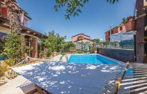 Bazén v ubytovaní Family-friendly apartments with swimming pools Fratrici, Umag - 14384 alebo v jeho blízkosti