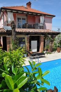 Bazén v ubytovaní Family-friendly apartments with swimming pools Fratrici, Umag - 14384 alebo v jeho blízkosti