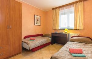 Posteľ alebo postele v izbe v ubytovaní Family-friendly apartments with swimming pools Fratrici, Umag - 14384 + 15 fotografií