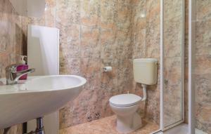 Kúpeľňa v ubytovaní Family-friendly apartments with swimming pools Fratrici, Umag - 14384