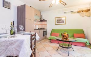 Kuchyňa alebo kuchynka v ubytovaní Family-friendly apartments with swimming pools Fratrici, Umag - 14384