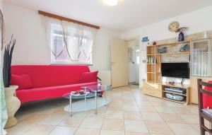 Televízia a/alebo spoločenská miestnosť v ubytovaní Family-friendly apartments with swimming pools Fratrici, Umag - 14384