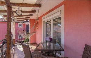 Balkón alebo terasa v ubytovaní Family-friendly apartments with swimming pools Fratrici, Umag - 14384