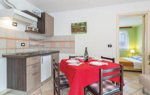 Kuchyňa alebo kuchynka v ubytovaní Apartment Fratrici 14384b