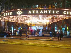 Una ciudad en Atlantic City iluminada por la noche en Habi baño Compartido Grimaldo 1, en Lima