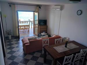 sala de estar con sofá y mesa en Apartments by the sea Prizba, Korcula - 14385, en Prizba