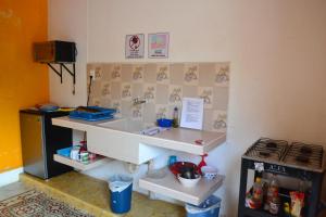 uma cozinha com um balcão e uma mesa num quarto em Casa Cuevas & Amaro em Mérida