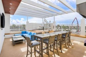 a dining room with a table and chairs at SoCe Flats 209 in Naples