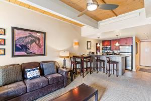 Il comprend un salon avec un canapé et une cuisine. dans l'établissement The West 3224, à Steamboat Springs