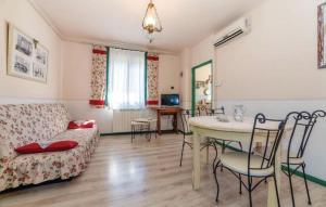 uma sala de estar com uma mesa e um sofá em Apartments with a parking space Rijeka - 14403 em Rijeka