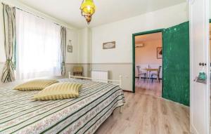 Ліжко або ліжка в номері Apartments with a parking space Rijeka - 14403