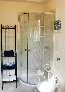uma casa de banho com um chuveiro e uma banheira em Apartments with a parking space Rijeka - 14403 em Rijeka