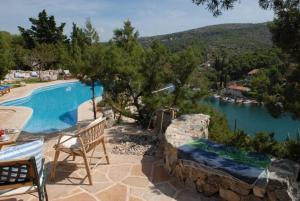 Fotografia z galérie ubytovania Seaside luxury villa with a swimming pool Bobovisca na Moru, Brac - 14405 v destinácii Milna