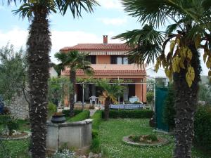 Vonkajšia záhrada v ubytovaní Apartments by the sea Sukosan, Zadar - 14406