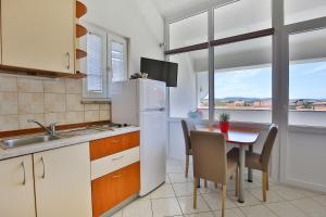 Köök või kööginurk majutusasutuses Apartments with a parking space Sukosan, Zadar - 14419