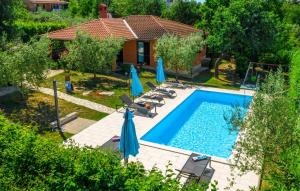 Bazén v ubytování Family friendly house with a swimming pool Sveti Lovrec, Central Istria - Sredisnja Istra - 14432 nebo v jeho okolí
