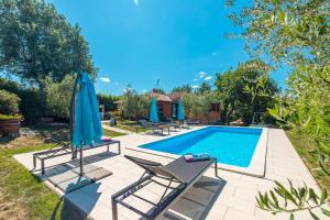 Bazén v ubytování Family friendly house with a swimming pool Sveti Lovrec, Central Istria - Sredisnja Istra - 14432 nebo v jeho okolí