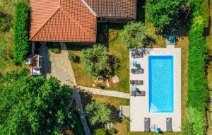 Bazén v ubytování Family friendly house with a swimming pool Sveti Lovrec, Central Istria - Sredisnja Istra - 14432 nebo v jeho okolí