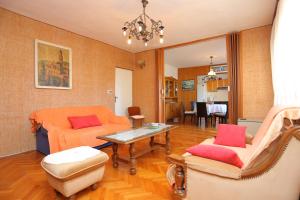 sala de estar con sofá y mesa en Apartments by the sea Sumpetar, Omis - 14450 en Jesenice