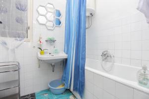 y baño con lavabo, aseo y ducha. en Apartments by the sea Sumpetar, Omis - 14450 en Jesenice