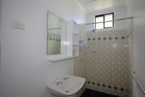 a white bathroom with a sink and a mirror at Blizzard Bunny Lodge 43 Gippsland Street in Jindabyne +19 photos