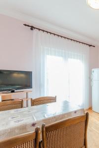 TV a/nebo společenská místnost v ubytování Apartments with parking spaces Sabunike, Zadar - 14490