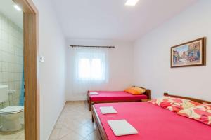 um pequeno quarto com 2 camas e um WC em Apartments with a parking space Privlaka, Zadar - 14492 em Privlaka