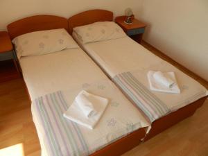 Ein Bett oder Betten in einem Zimmer der Unterkunft Apartment Povlja 14399c