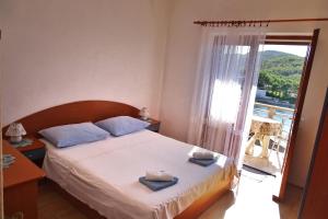Ein Bett oder Betten in einem Zimmer der Unterkunft Apartment Povlja 14399c