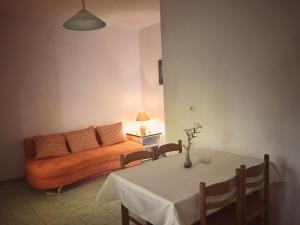ein Wohnzimmer mit einer Couch und einem Tisch in der Unterkunft Apartment Povlja 14399c in Povlja