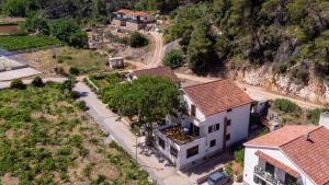 una vista aérea de una casa en un pueblo en Apartments by the sea Cove Vela Stiniva, Hvar - 14511 en Zastražišće