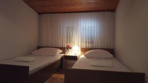 Fotografia z galérie ubytovania Apartments by the sea Kustici, Pag - 14522 v destinácii Zubovići
