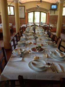 einen langen Tisch mit Teller mit Lebensmitteln drauf in der Unterkunft Agriturismo San Valentino in Castellarano