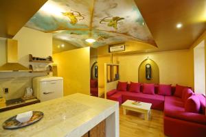 Il comprend un salon avec un canapé violet et une cuisine. dans l'établissement Apartments with WiFi Zadar - 14525, à Zadar
