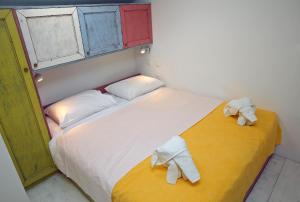 เตียงในห้องที่ Apartments with WiFi Zadar - 14529