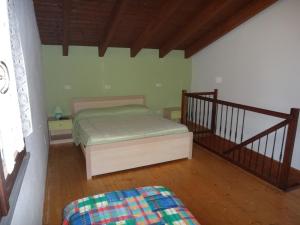 ein kleines Schlafzimmer mit einem Bett und einer Treppe in der Unterkunft Agriturismo San Valentino in Castellarano