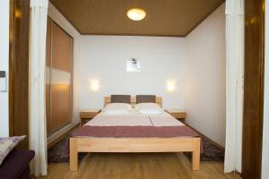 Postel nebo postele na pokoji v ubytování Apartments with a parking space Opatija - 14562
