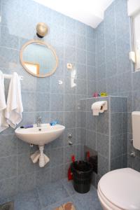 Et badeværelse på Apartment Slatine 14541a + 13 billeder