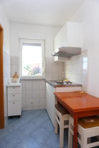 Køkken eller tekøkken på Apartment Slatine 14541a