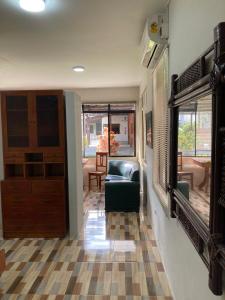 Hermoso apartamento en condominio privado في إكيتوس: غرفة معيشة مع أريكة وطاولة