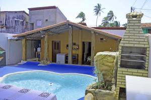 una piscina frente a una casa en Pousada Maracajaú, en Maracajaú