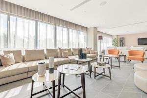 uma sala de estar com um sofá, mesas e cadeiras em DOWNTOWN DORAL, FLORIDA. NEW CONDO STYLE RESORT. em Miami