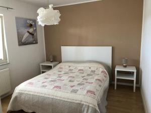 um quarto com uma cama com uma colcha em Apartments by the sea Tisno, Murter - 14346 em Tisno