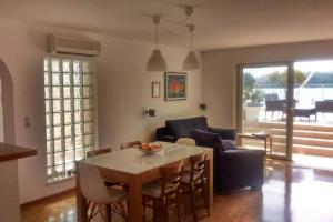 uma cozinha e sala de estar com mesa e cadeiras em Apartments by the sea Tisno, Murter - 14346 em Tisno