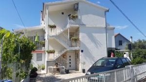 biały budynek apartamentowy ze schodami w obiekcie Apartments with a parking space Poljica, Trogir - 16299 w Marinie