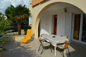 Patio alebo iná vonkajšia časť ubytovania Apartments with a parking space Punat, Krk - 16307