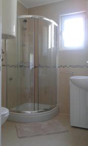 W łazience znajduje się prysznic, toaleta i umywalka. w obiekcie Apartments with a parking space Poljica, Trogir - 16299 w Marinie