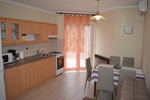 Kuchyňa alebo kuchynka v ubytovaní Apartments with a parking space Punat, Krk - 16307