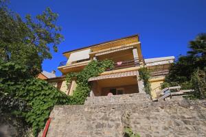ein Gebäude mit Efeu, der eine Steinmauer hochklettert in der Unterkunft Apartments with WiFi Rabac, Labin - 16312 in Rabac
